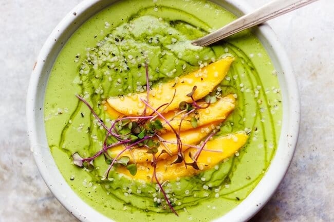 green-smoothie-bowl-with-banana-mango